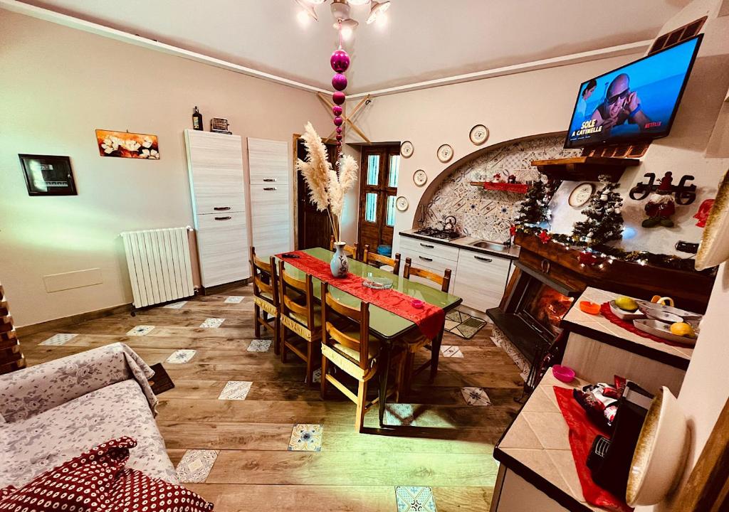 jadalnia ze stołem i kominkiem w obiekcie Chalet Grotta Monte Etna w mieście Maletto