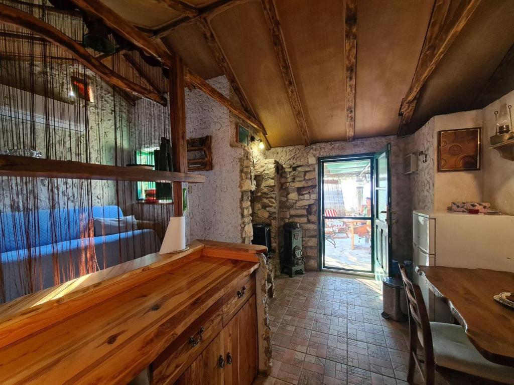 TV a/nebo společenská místnost v ubytování Koki eco house