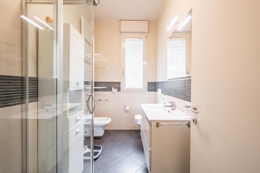 A bathroom at La Casa di Edo - WiFi Parking free