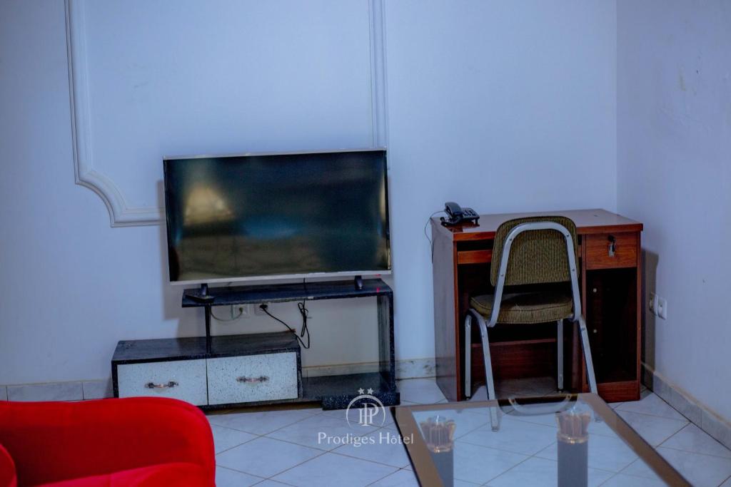 TV a/nebo společenská místnost v ubytování Prodiges Hôtel
