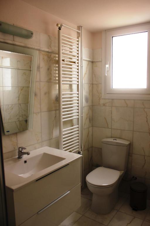 Kúpeľňa v ubytovaní Capital apartment next to Metro station with parking spot to explore Athens
