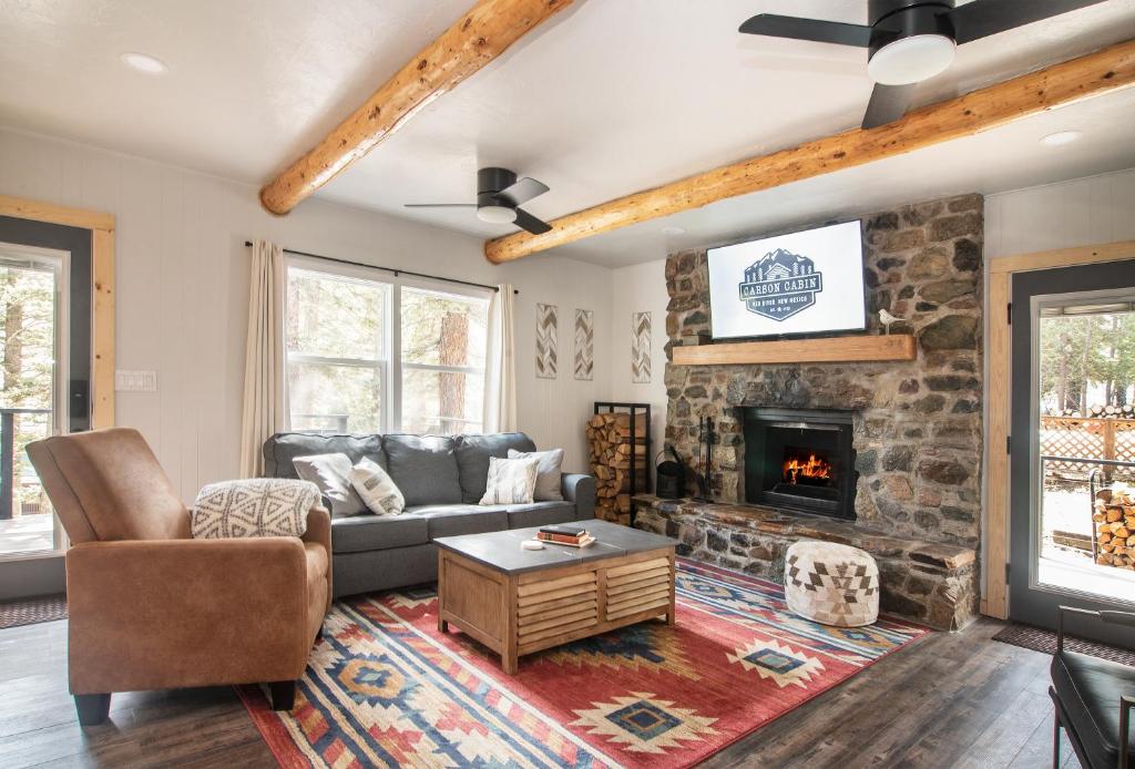 A seating area at Carson Cabin - Magical Mountain Getaway with Modern Kitchen and Private King Suite