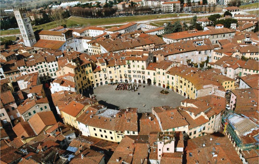 Nespecifikovaný výhled na destinaci Montecarlo nebo výhled na město při pohledu z prázdninového domu
