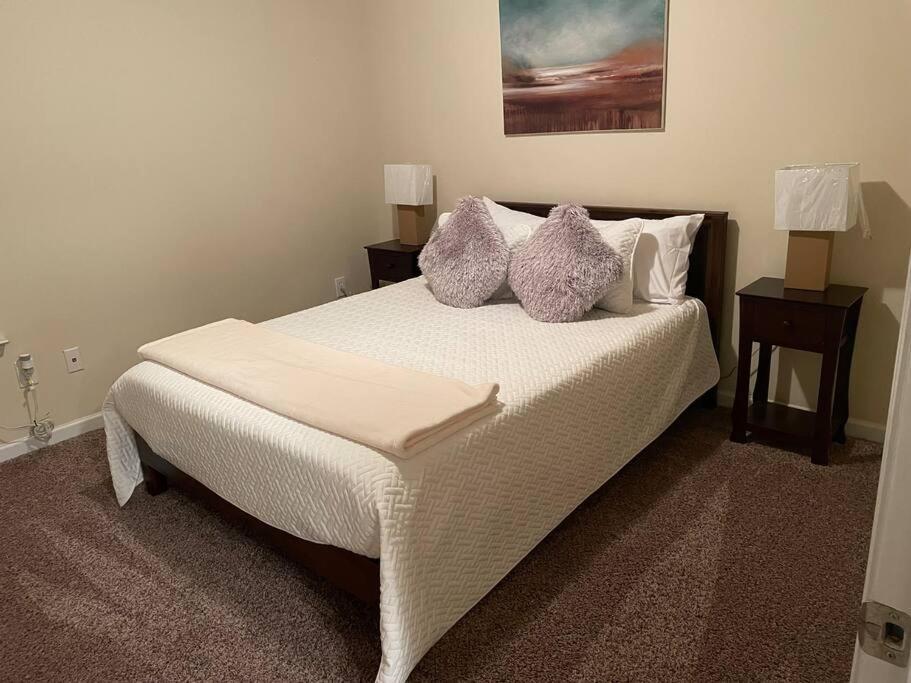 een slaapkamer met een bed met kussens erop bij Rocket city your home away from home. in Huntsville