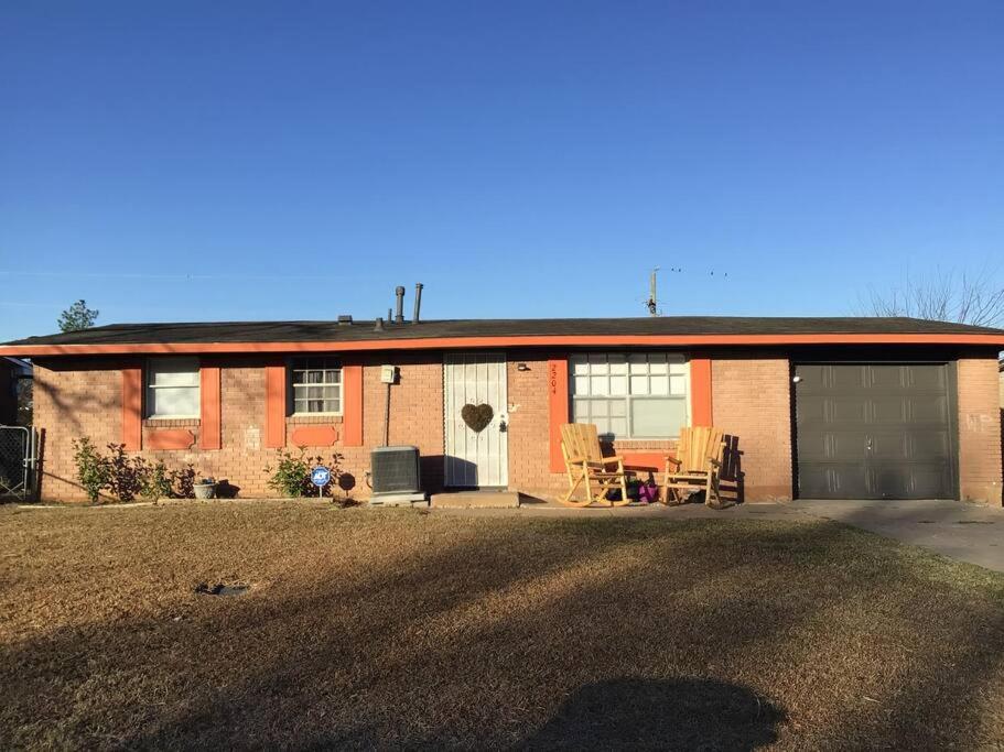 Dog friendly family home with a Rocking Chair, Lawton (updated prices 2024)