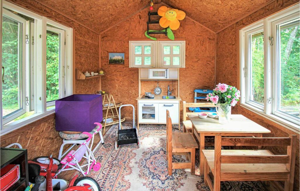 Kuchyň nebo kuchyňský kout v ubytování Gorgeous Home In Örkelljunga With Wifi