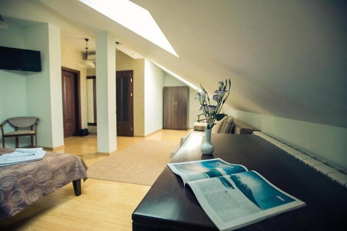 TV a/nebo společenská místnost v ubytování Premiere Hotel
