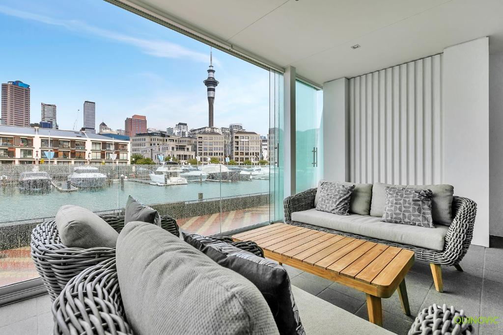un soggiorno con divano e tavolino da caffè di QV Waterfront Apartment Viaduct Area - 503 ad Auckland