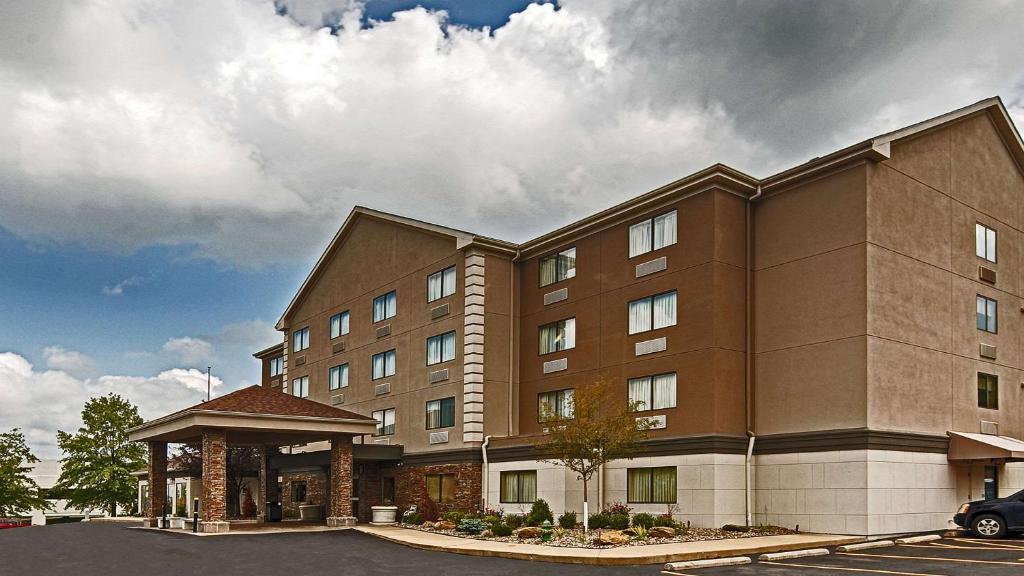 una rappresentazione della parte anteriore di un hotel di Comfort Inn & Suites Copley Akron a Copley