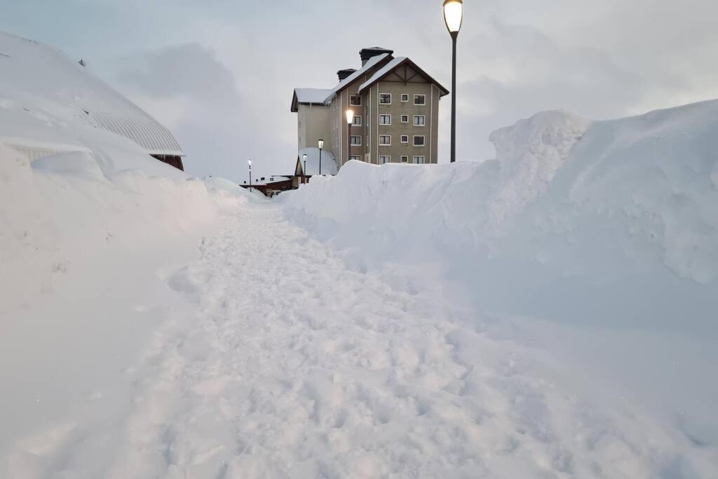 ein Schneehaufen vor einem Gebäude in der Unterkunft Departamento Valle Nevado, Ski in - Ski out in Santiago