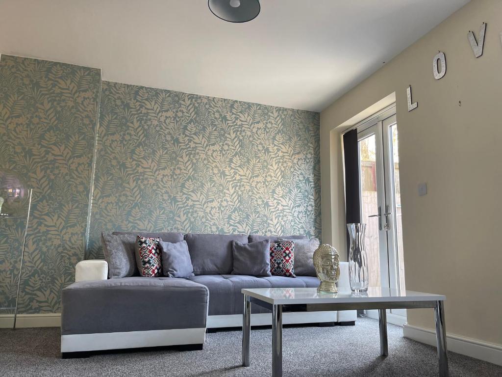 Cheerful 3 Bedroom Town House With Hot Tub, Blackpool (updated prices 2024)