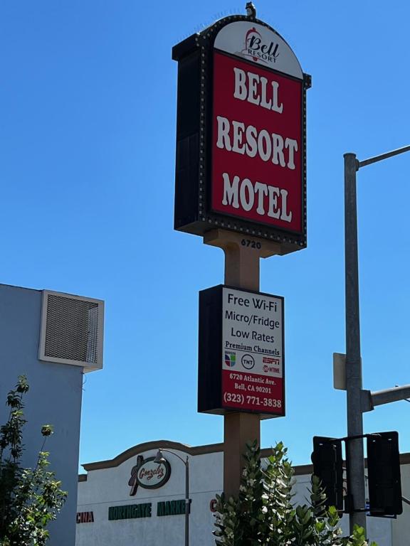 um sinal para um motel Bell Resort numa rua em BELL RESORT MOTEL em Bell