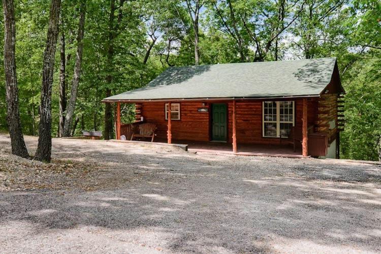 une petite cabane en rondins au milieu des bois dans l'établissement Secluded Cabin in the Woods! 1 story, à Eureka Springs