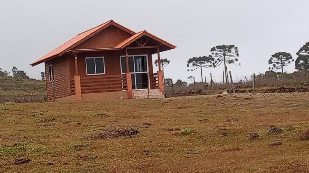 una pequeña casa en medio de un campo en Cabanas Campinho, en Mundo Novo