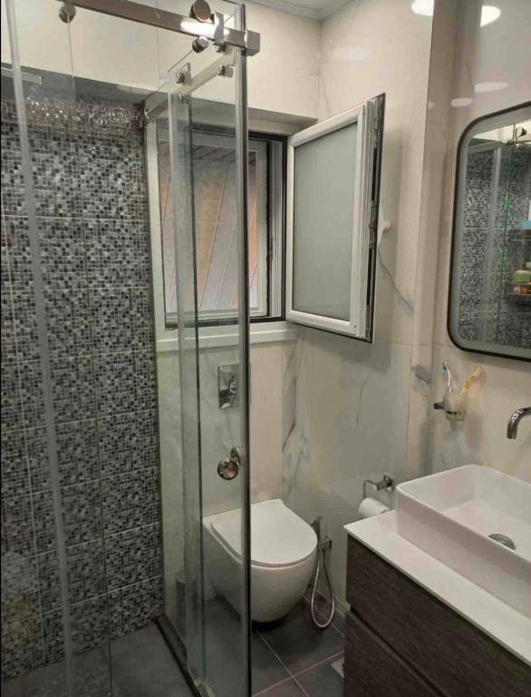 A bathroom at Lovely Faliro Apartment next to the sea.