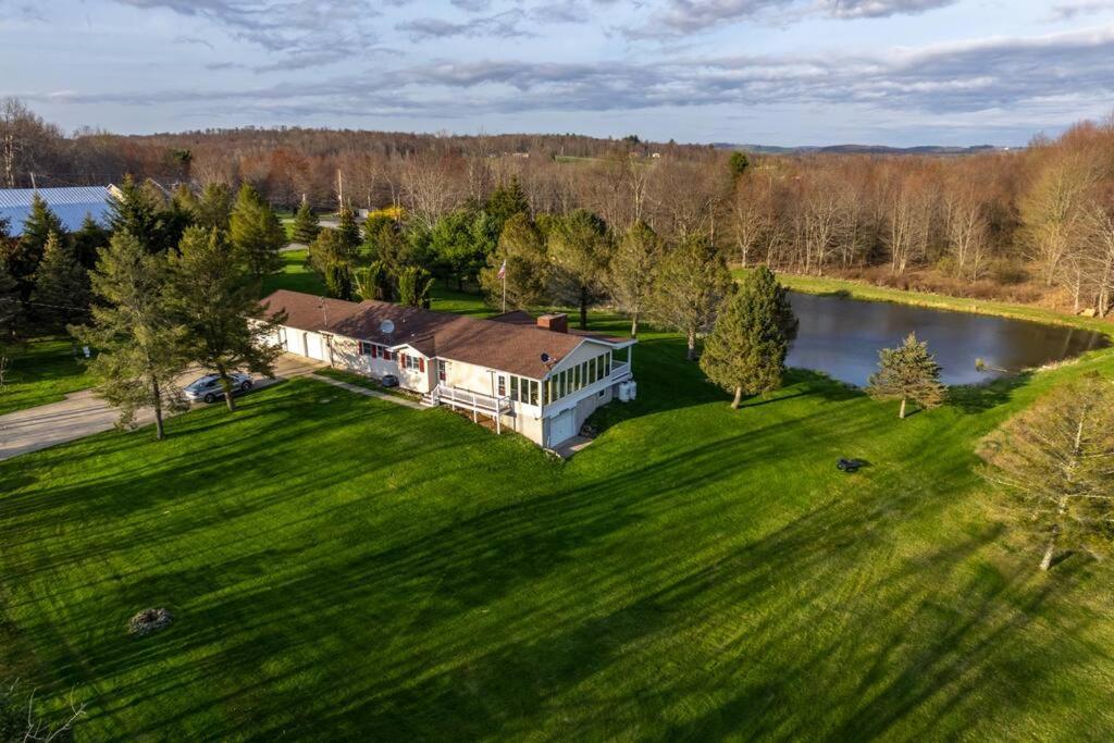 une vue aérienne sur une grande maison sur une pelouse verdoyante dans l'établissement Spruce Haven, 