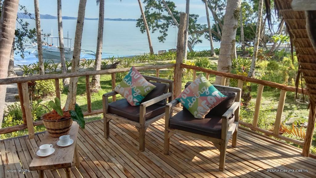 Un jardín fuera de Prince John Beachfront Eco Bungalows and Restaurant