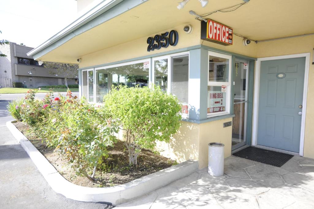 a store with a sign on the front of it at Victoria Motel in Ventura