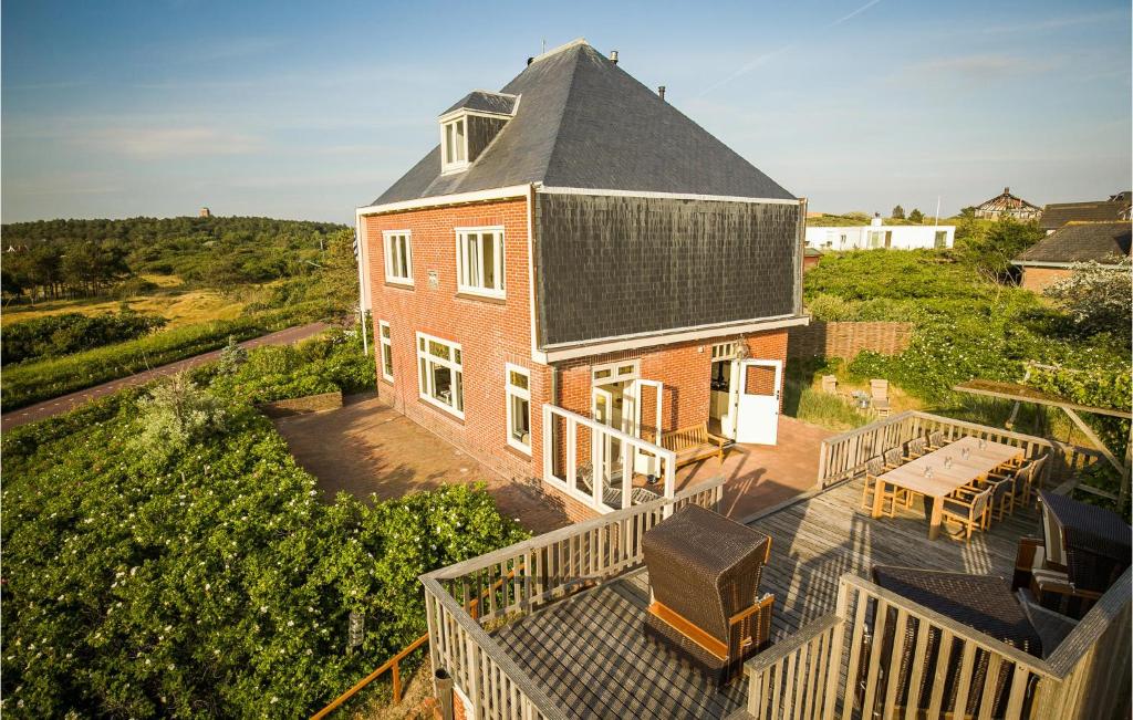 an aerial view of a house with a deck at 'T Sterntje in Bergen aan Zee