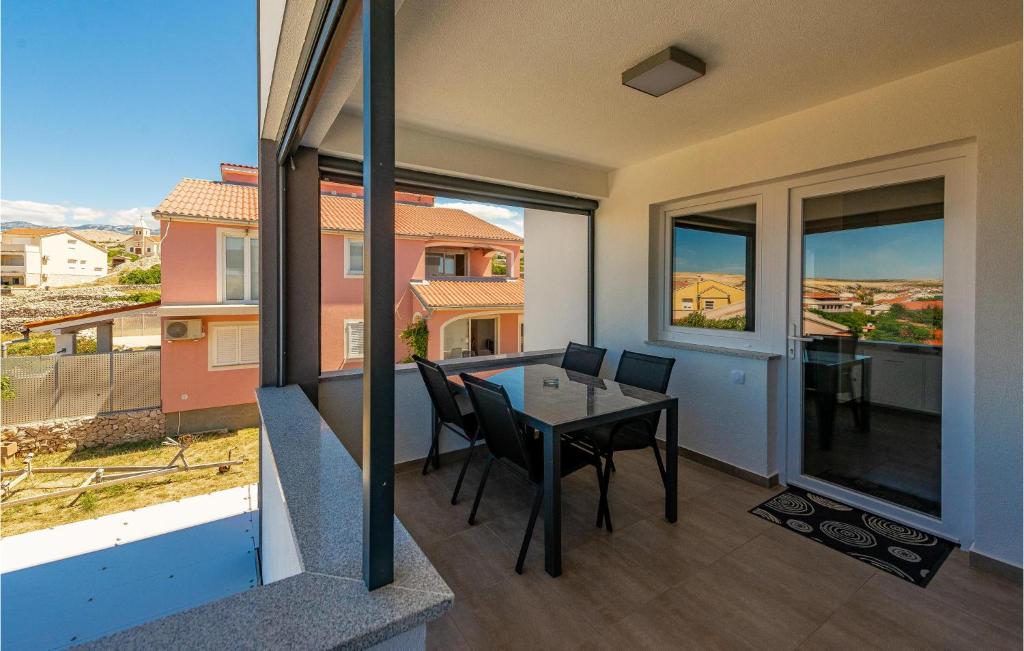 Balkon lub taras w obiekcie Lovely Apartment In Kustici, Novalja
