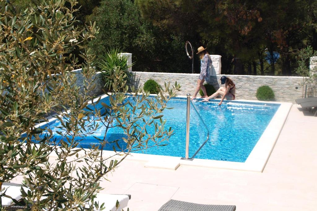 Bazén v ubytovaní Seaside apartments with a swimming pool Okrug Donji, Ciovo - 5244 alebo v jeho blízkosti