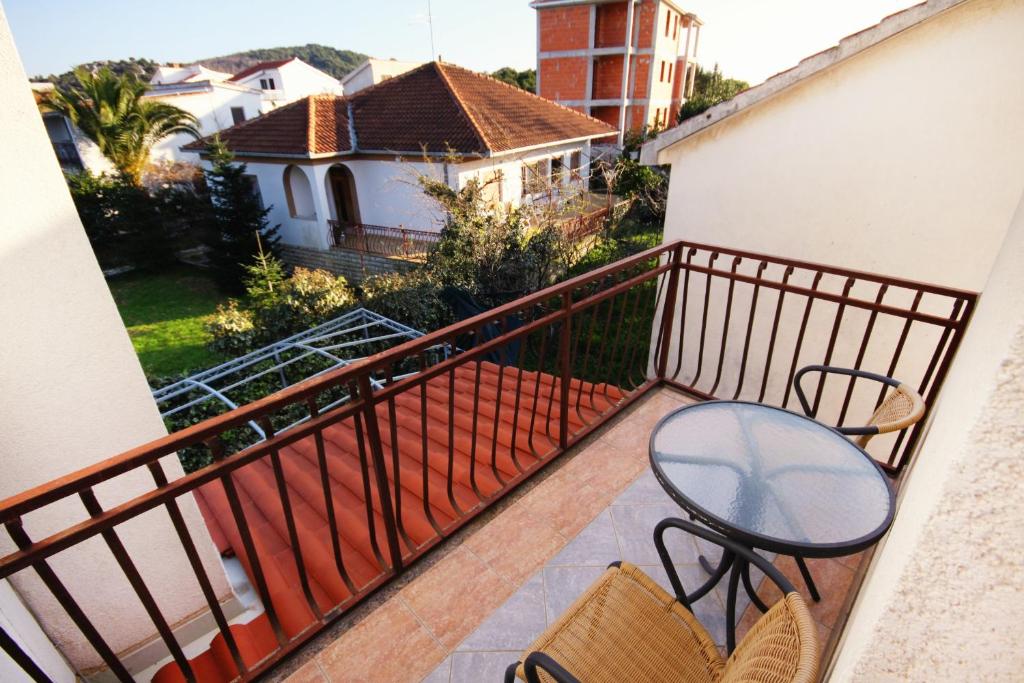 Balkón alebo terasa v ubytovaní Seaside apartments with a swimming pool Okrug Donji, Ciovo - 5244