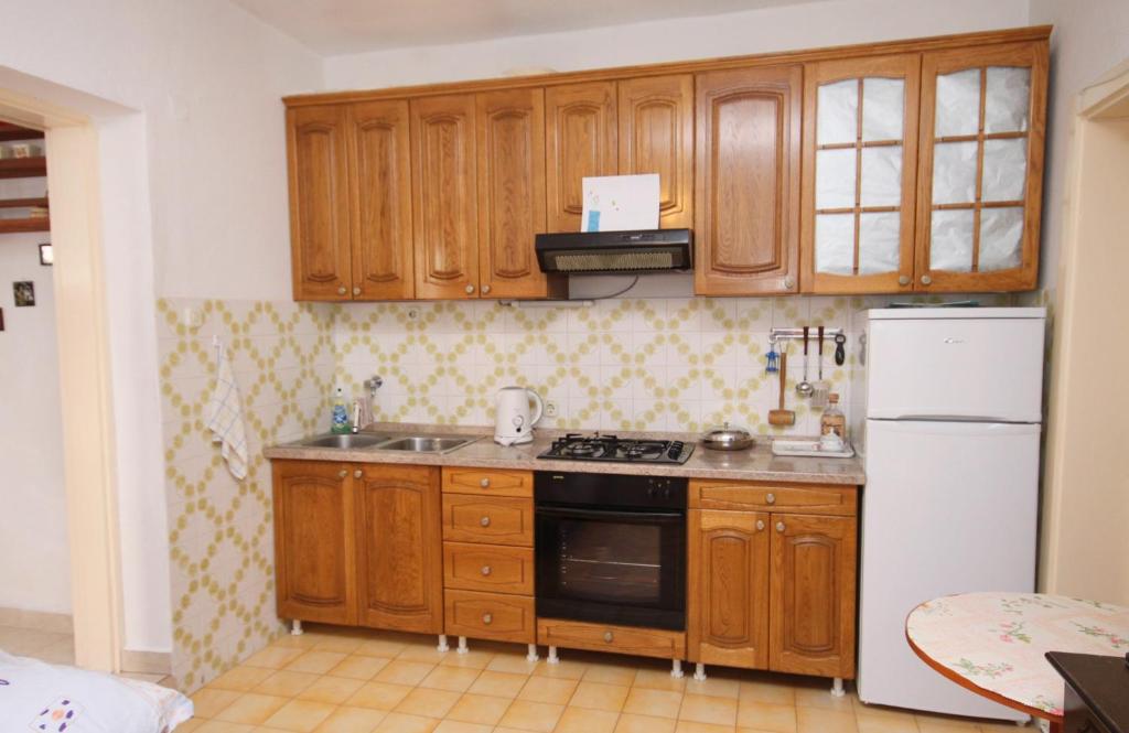 Kuchyň nebo kuchyňský kout v ubytování Apartments by the sea Drasnice, Makarska - 5265