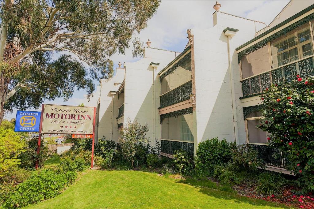 A garden outside Victoria House Motor Inn