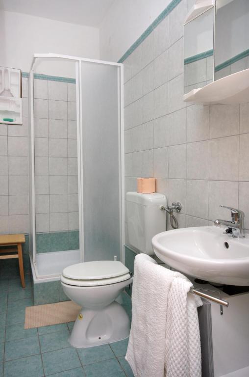Kúpeľňa v ubytovaní Double Room Vrbnik 5301b