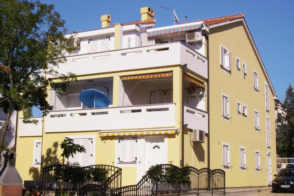 Το κτήριο όπου στεγάζεται  το διαμέρισμα