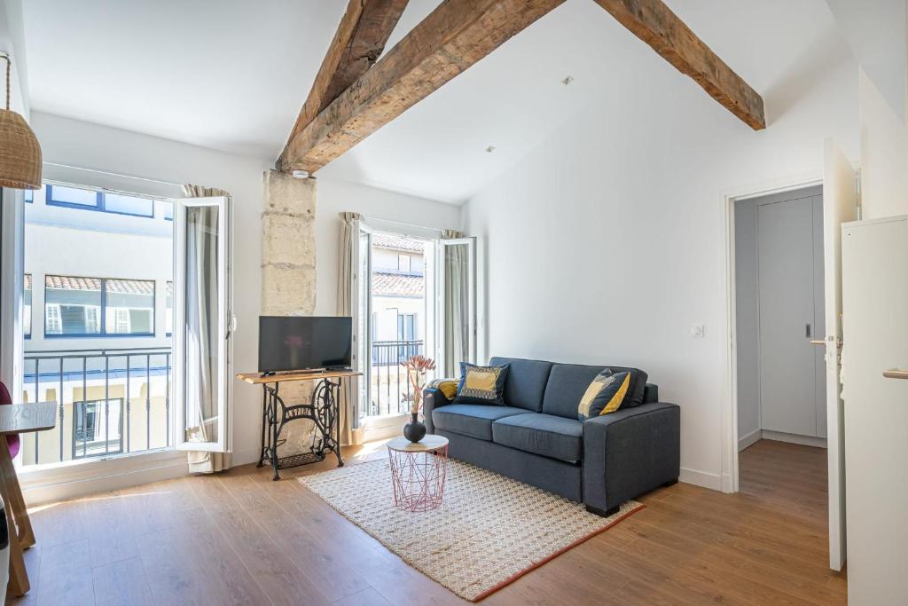 un salon avec un canapé et une télévision dans l'établissement La Palmeraie - Splendide coeur du Centre-Ville, à Marseille