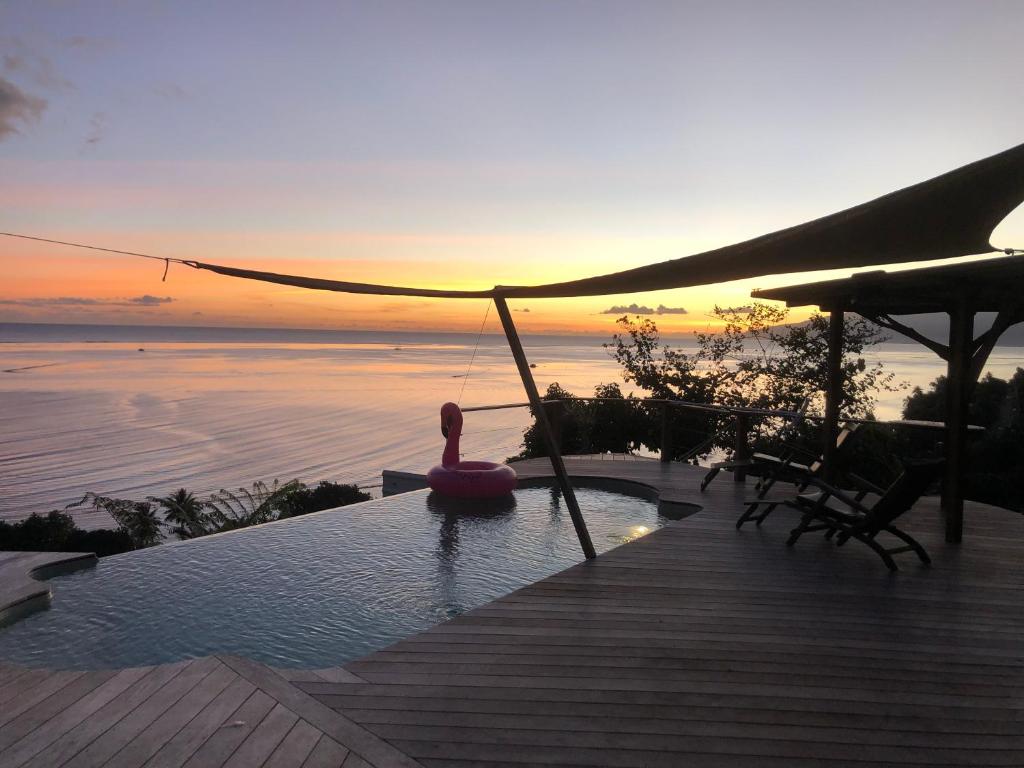 a pool with a toy in the water at sunset at VILLA O VAI in Teahupoo
