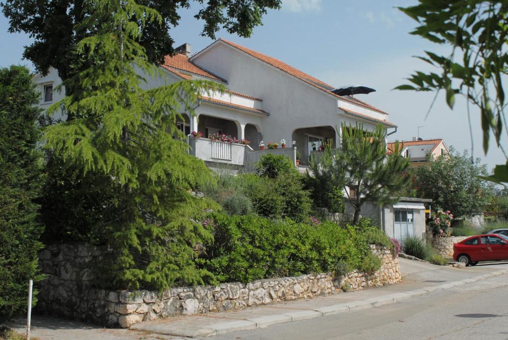 dom po stronie ulicy w obiekcie Apartments with a parking space Njivice, Krk - 5427 w mieście Nijvice