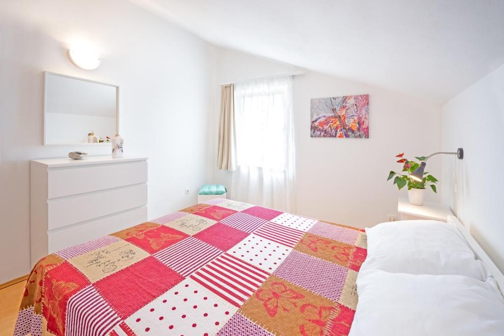 Posteľ alebo postele v izbe v ubytovaní Apartment Njivice 5427b