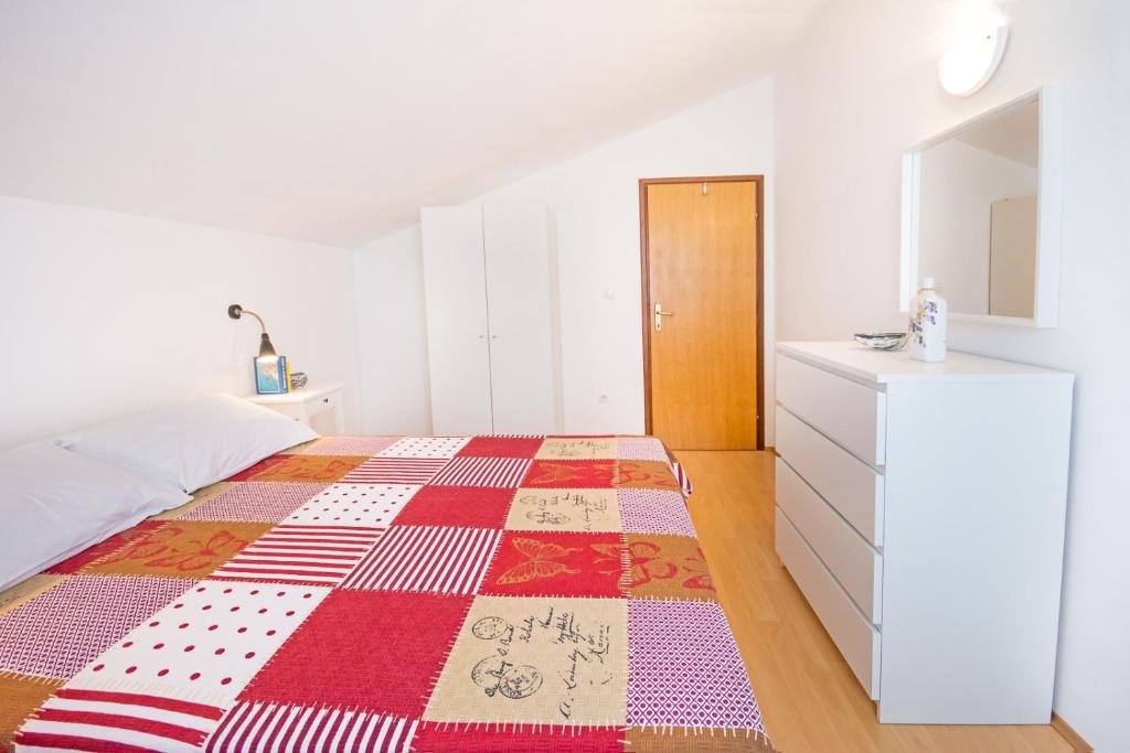 Posteľ alebo postele v izbe v ubytovaní Apartment Njivice 5427b