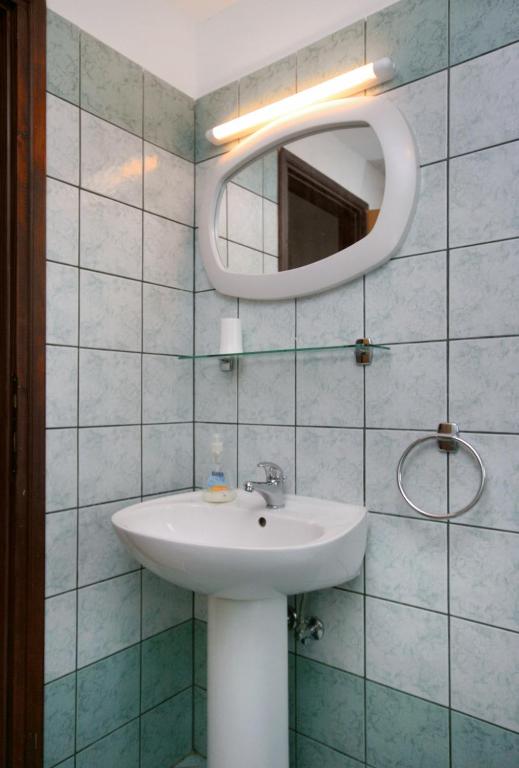 Kúpeľňa v ubytovaní Apartment Njivice 5427b