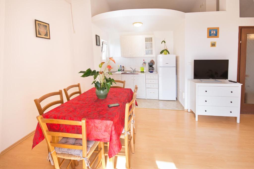 Kuchyňa alebo kuchynka v ubytovaní Apartment Njivice 5427b