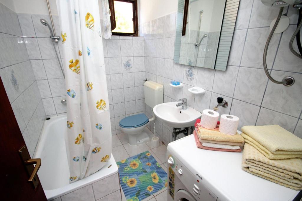 Kúpeľňa v ubytovaní Apartments by the sea Krk - 5400