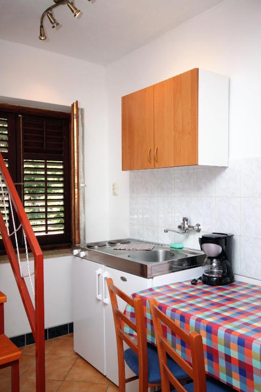 Kuchyňa alebo kuchynka v ubytovaní Apartments by the sea Krk - 5400