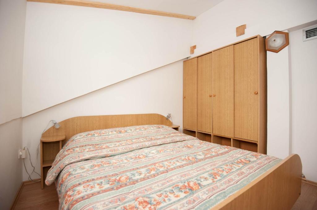 Posteľ alebo postele v izbe v ubytovaní Apartment Njivice 5398a