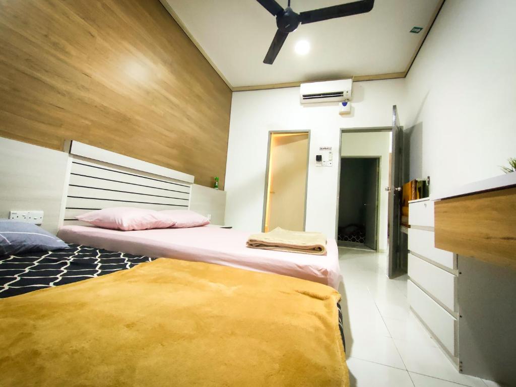 Ένα ή περισσότερα κρεβάτια σε δωμάτιο στο NikQi's Homestay Temerloh