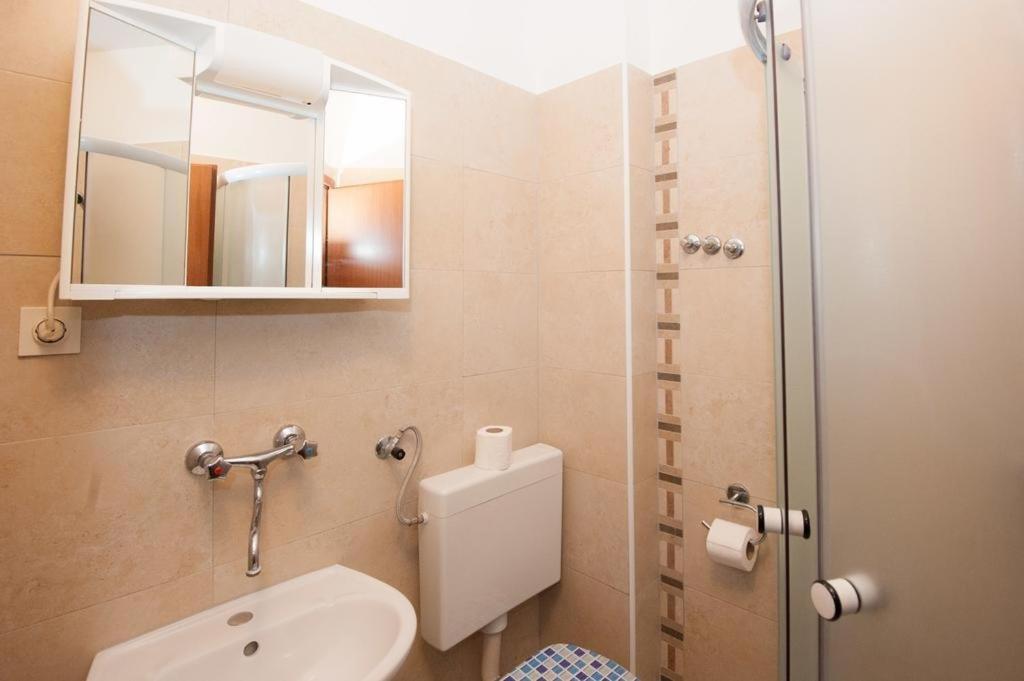 Koupelna v ubytování Apartment Njivice 5398h