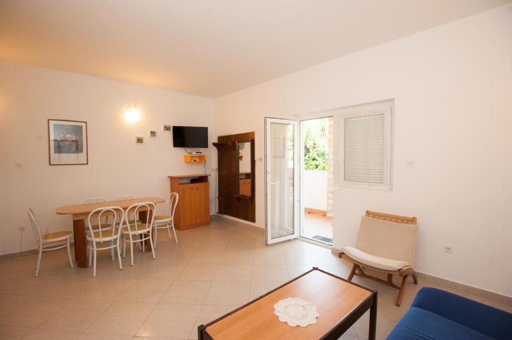 TV a/nebo společenská místnost v ubytování Apartment Njivice 5398h