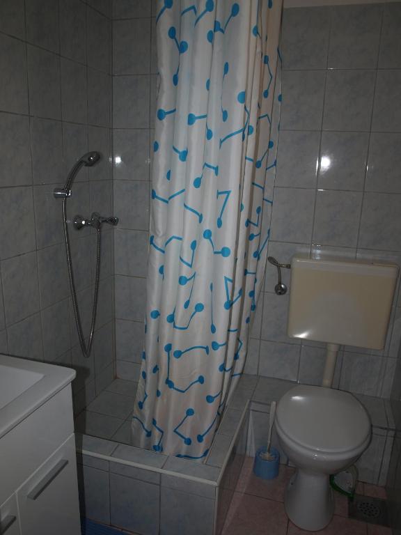 Kúpeľňa v ubytovaní Rooms with a parking space Krk - 5360