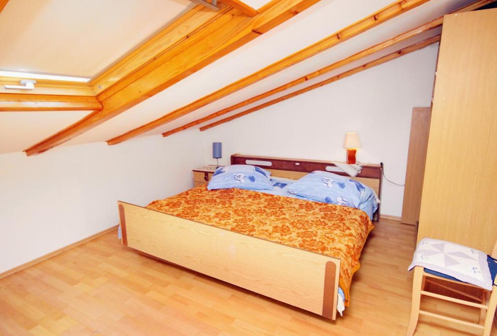 En eller flere senge i et værelse på Apartments by the sea Punat, Krk - 5329