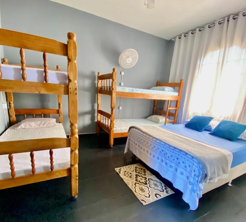 1 dormitorio con 2 literas y ventana en Pousada My House Cabo Frio, en Cabo Frío