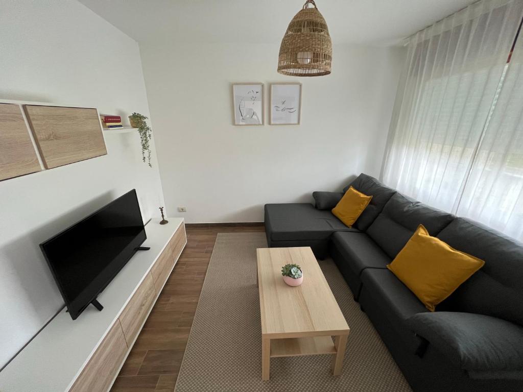 sala de estar con sofá y mesa de centro en Apartamento Bouzavella Panxón, en Nigrán
