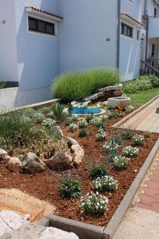 Zdjęcie z galerii obiektu Apartments with a parking space Punat, Krk - 5373 w mieście Punat