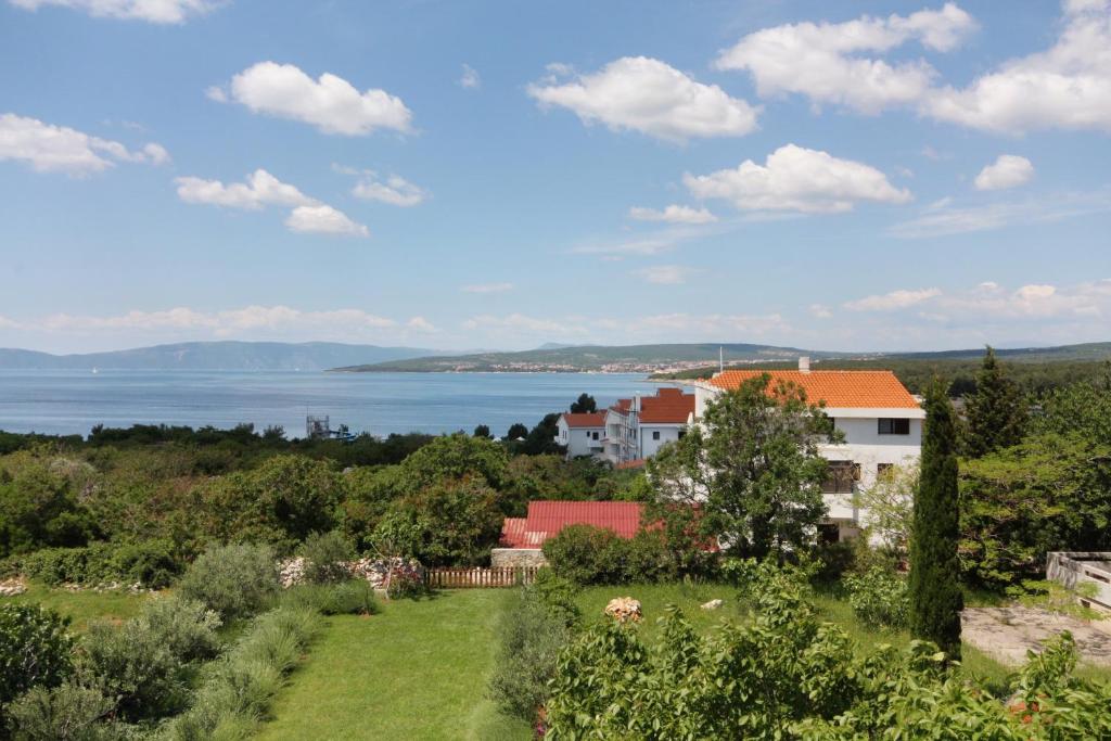 Zdjęcie z galerii obiektu Apartments with a parking space Punat, Krk - 5373 w mieście Punat