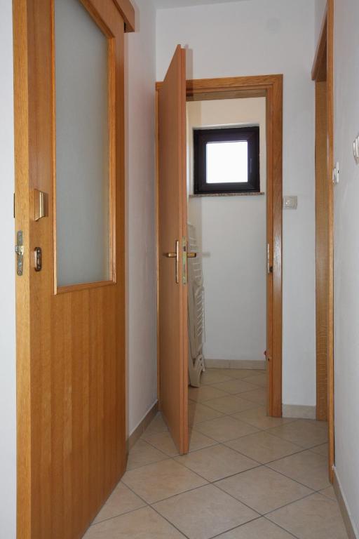 Zdjęcie z galerii obiektu Apartments with a parking space Punat, Krk - 5373 w mieście Punat